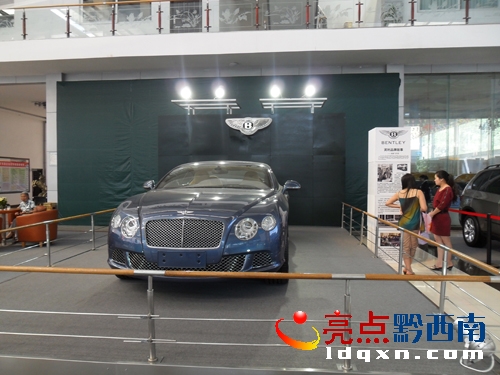 ★您好!敬請修改。▓D3)一輛藍色豪華賓利引起了兩位美女的駐足品鑒。(李勁松 攝).JPG