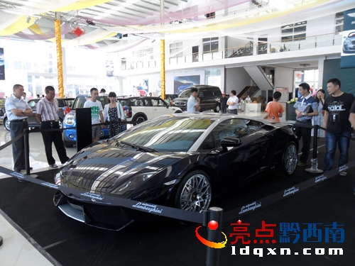 ★您好!敬請修改。▓D2)一輛黑色頂級蘭博基尼轎車是此次第三屆中國金州國際車展上的“霸主”。(李勁松 攝).JPG