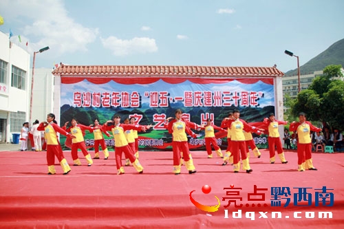 廣場(chǎng)舞—吉祥香巴拉.jpg