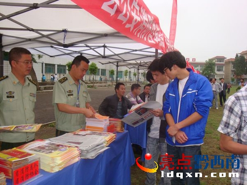 晴隆大隊搭乘全省三下鄉(xiāng)快車送消防科普知識進(jìn)萬家2.JPG