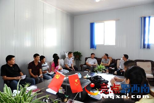 圖為市委常委、市委組織部部長張鴻恩到市委黨建辦指導(dǎo)檢查情景 .jpg