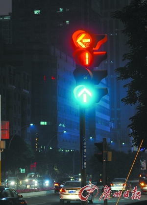 交通信號燈轉(zhuǎn)換有8秒鐘的倒數(shù)提示。