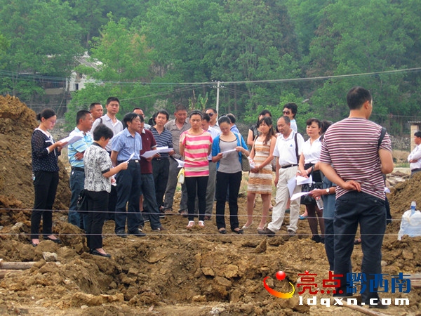 圖為豬場(chǎng)坪鄉(xiāng)人民政府副鄉(xiāng)長(zhǎng)羅敏(左一)作匯報(bào).JPG
