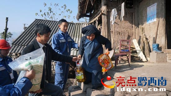 晴隆局雞場所進村入戶慰問特困老人送溫暖 (3).JPG