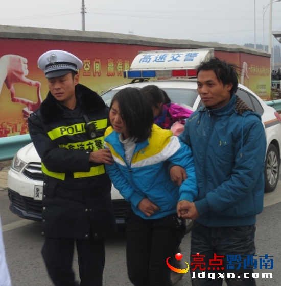圖為民警與病人家屬一起攙扶病人.jpg