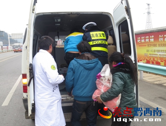 圖為民警與醫(yī)生一起將生病病人攙扶上救護車.jpg