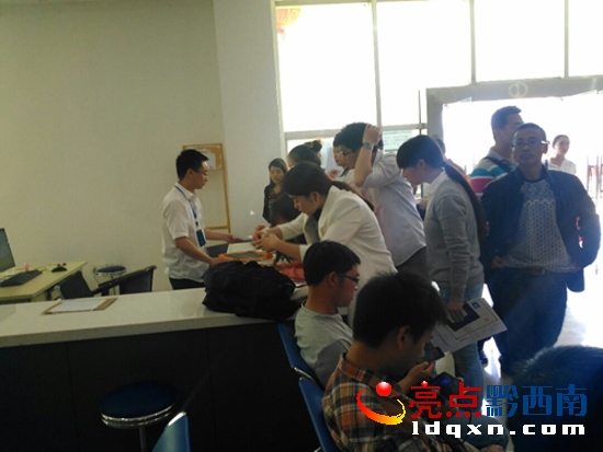 工作人員正在為考生解答各種報名的相關(guān)問題.jpg