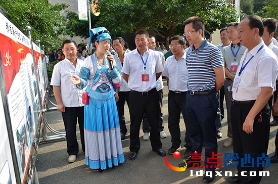 圖為楊光杰(右二)在聽(tīng)取情況介紹+++李祖權(quán)+攝.jpg