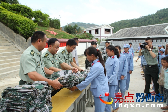 圖為興義軍分區(qū)工作組給卡法小學(xué)生們送去了慰問品衣物.jpg