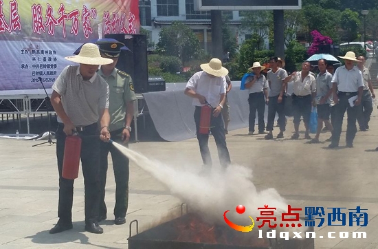 干部群眾利用干粉滅火器進行滅火實戰(zhàn)演練.jpg