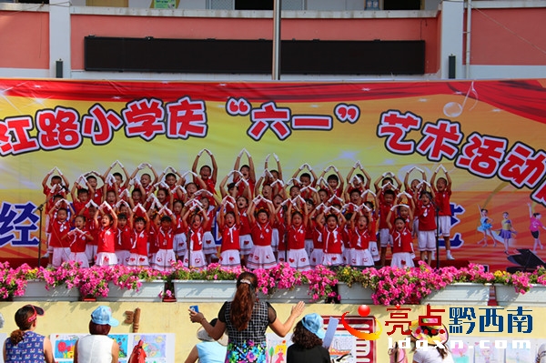 圖為二(1)班小朋友齊唱《國家》.jpg