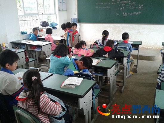 三年級(jí)使用的新桌凳.jpg