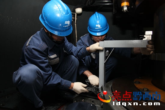 圖為檢修中心繼電保護班按照文明檢修要求開展4號機轉(zhuǎn)子大軸接地裝置安裝工作 副本副本.jpg