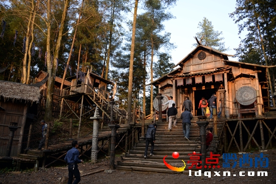 到普晴林場“馬幫山寨”考察電視劇《24道拐》外景拍攝基地的觀光旅游資源(陳亞林攝影).JPG