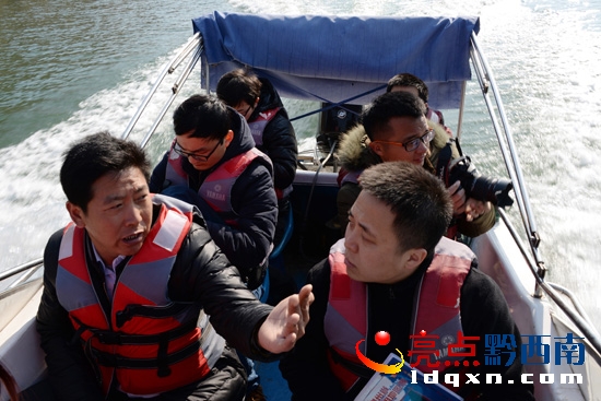 在北盤江光照湖乘船考察聽取旅游資源情況介紹(陳亞林攝影).JPG