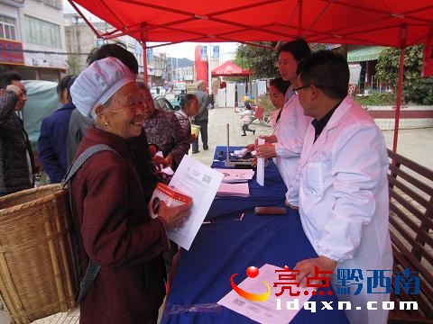 (圖為:義龍?jiān)囼?yàn)區(qū)“世界防治結(jié)核病日”宣傳活動(dòng)現(xiàn)場(chǎng))b.JPG