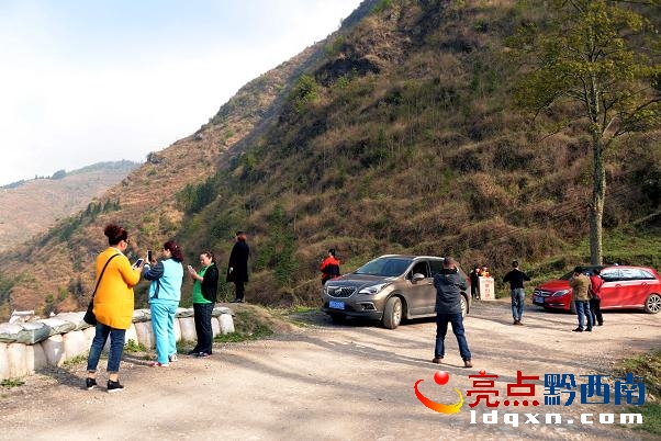 游客在“24道拐”盤山公路體驗(yàn)(陳亞林?jǐn)z影).JPG