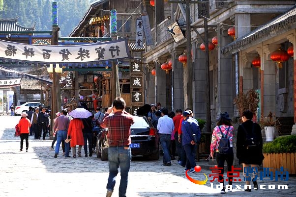 游客在恢復(fù)重建的“安南古城”參觀(陳亞林?jǐn)z影).JPG