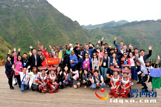 參加萬峰林峰會的國際友人與工作人員在觀景臺合影紀(jì)念(陳亞林?jǐn)z影).jpg