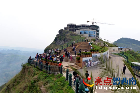 建設(shè)中的“24道拐”觀景臺一角(陳亞林?jǐn)z影).jpg