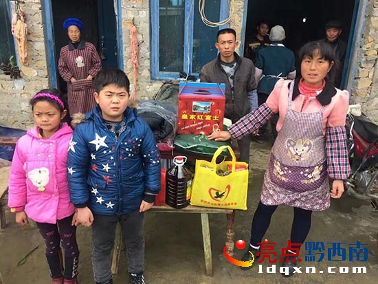 2017年1月15日魚鷹愛心團(tuán)隊(duì)為王正權(quán)家送來的慰問品.jpg