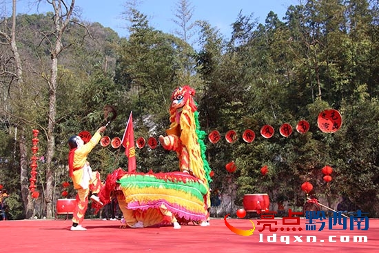 舞獅隊(duì)伍正在參加比賽.JPG