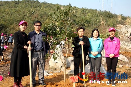 植樹后合影留念—溫紹杰 攝.jpg