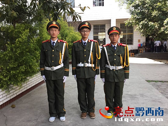 成人禮活動中的旗手.jpg