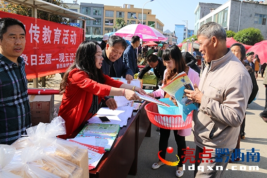 圖為:向過往群眾發(fā)放宣傳資料 1.JPG