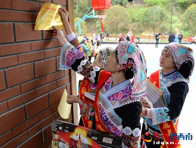 6消防志愿者在村活動(dòng)室旁張貼《消防安全溫馨提示》牌.jpg
