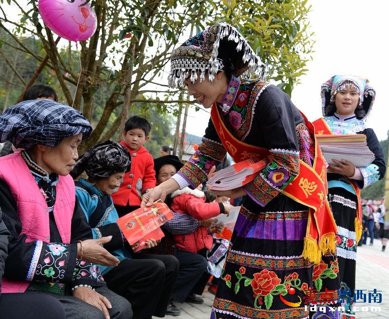 5消防志愿者向布依村民發(fā)放消防宣傳資料講解消防安全常識(shí).jpg