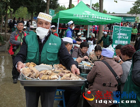 興仁供電局圓滿完成三家寨回族美食文化節(jié)保電 (9).jpg