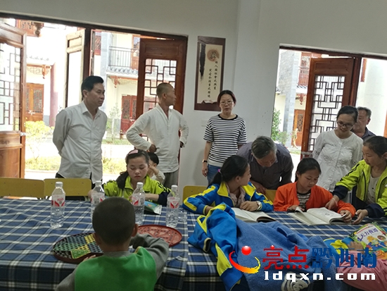 05 州關工委老領導面對面與留守兒童交流溝通了解情況.jpg