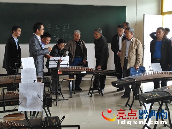 04 調研組聽取學校匯報工作開展情況.jpg