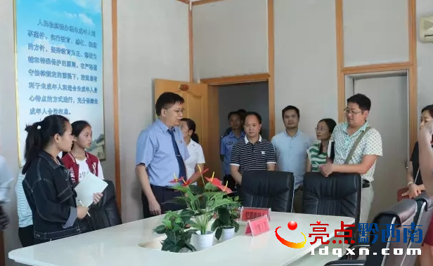 圖為冊(cè)亨縣檢察院副檢察長韋朝舒帶領(lǐng)大家參觀未檢室.png