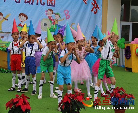 圖為舞蹈《七彩畫筆》演出現(xiàn)場.JPG