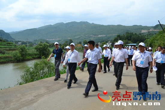 04實(shí)地巡河.JPG