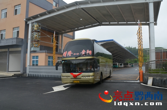 首班客車(chē)出站.JPG