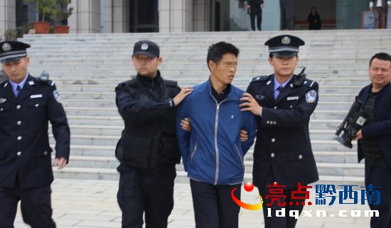 一名“老賴”被強制帶回法院接受調查_看圖王.jpg