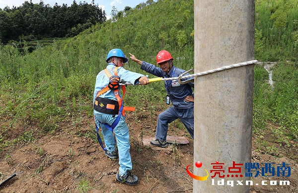 實訓(xùn)前對安全繩進行安全試驗(盧關(guān)文 攝).JPG