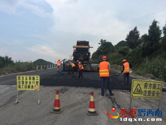 圖2:烈日下,公路職工利用利好天氣搶鋪瀝青路面1.jpg