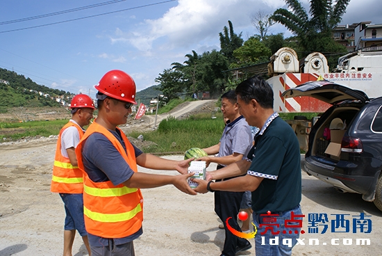 圖1:慰問(wèn)小組為在酷熱中堅(jiān)守一線崗位的職工們送 “清涼”現(xiàn)場(chǎng).JPG