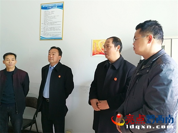 圖為冊亨縣法院農文勇院長與縣司法局局長岑昕在法律援助工作站查看辦公場所.jpg