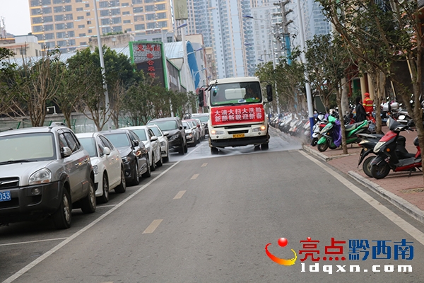 灑水車清洗街道.jpg