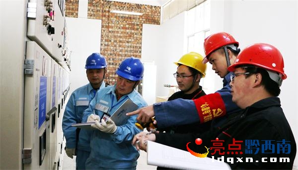 興義供電局城區(qū)分局“心意電”服務(wù)隊到萬峰林機(jī)場開展春運(yùn)保供電用電巡檢工作（盧關(guān)文 攝）.JPG