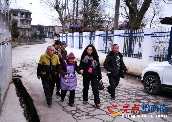 19老人送多遠(yuǎn)了也不愿意回去.jpg