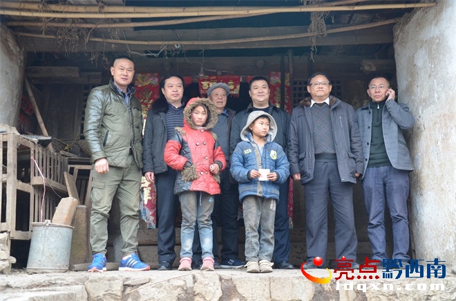 興運(yùn)司和黔西南州江西商會領(lǐng)導(dǎo)深入特困家庭看望慰問兩名孤兒并與其合影.JPG