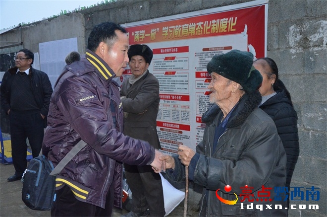 受到慰問的老人握住興運(yùn)司駐村并擔(dān)任第一書記的周光彥同志的手感謝的話說個不停.JPG