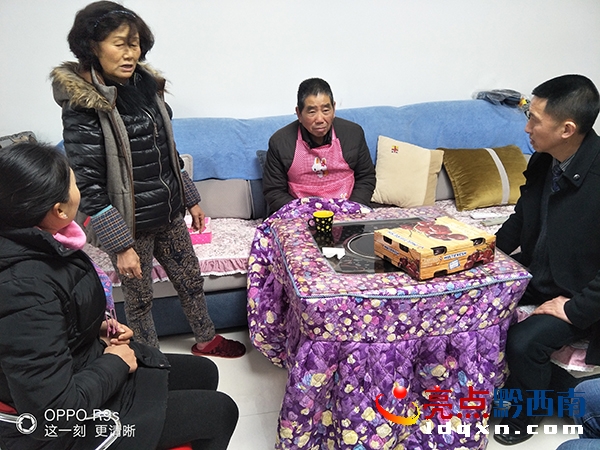 梅秀文副主任（右）慰問原人大副主任吳朝剛.jpg