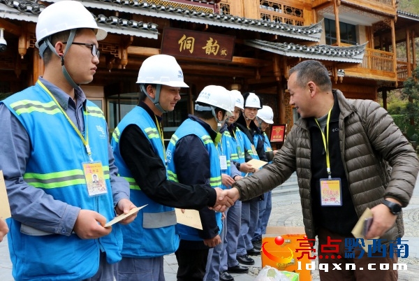 興義供電局工會(huì)慰問(wèn)春晚保電人員(盧關(guān)文 攝) (2).JPG